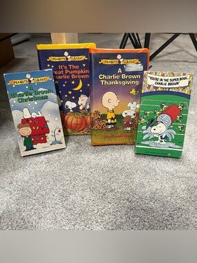 Lot Of 4 Peanuts Classics VHS Charlie Brown Christmas ,Thanksgiving, Super Bowl